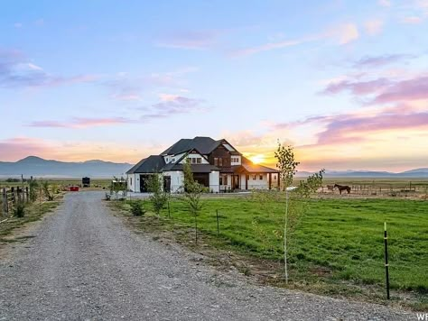 Colorado Modern Farmhouse, Tennessee Ranch Homes, Country House With Land, Texas Houses Ranch, Big House On A Farm, Future House Country, House On A Lot Of Land, Pretty Country Houses, Dream Ranch House