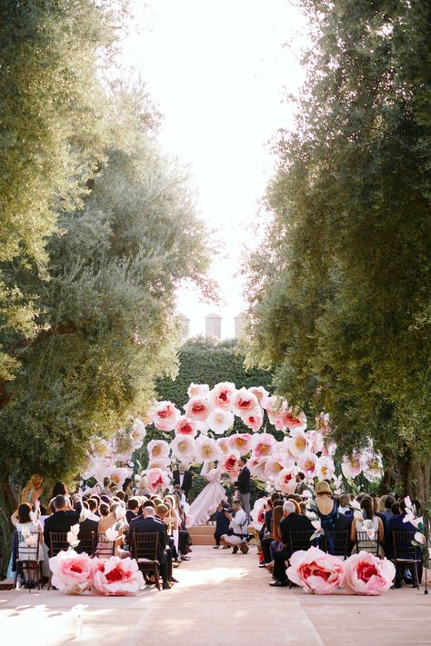 Large Paper Flowers Wedding, Large Flower Backdrop, Giant Wedding Flowers, Giant Flower Wedding, Wedding Backdrop Ceremony, Giant Flowers Wedding, Giant Paper Flowers Wedding, Wedding Installations, Flower Arrangements For Church