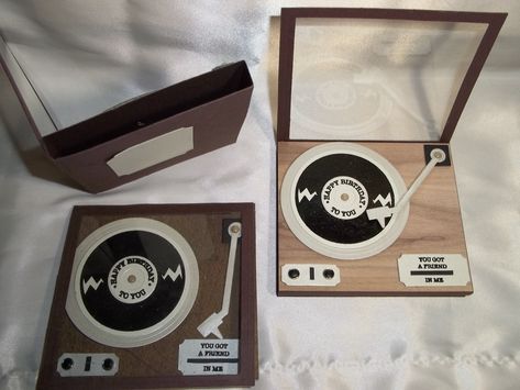 Record Cards Ideas, School Memories Scrapbook, Musical Cards, Vinyl Player, Cute Couple Gifts, Paper Craft Diy Projects, Memory Scrapbook, Vinyl Music, Miniatures Tutorials