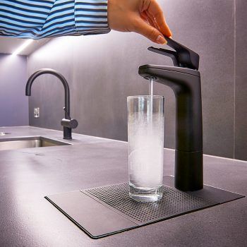 Kitchen Water Tap, Water Dispenser Ideas Kitchens, Kitchen Water Dispenser, Water Tap Design, Boiling Tap, Drinking Water Faucet, Cool Kitchen Appliances, Luxury Room Design, Boiling Water Tap