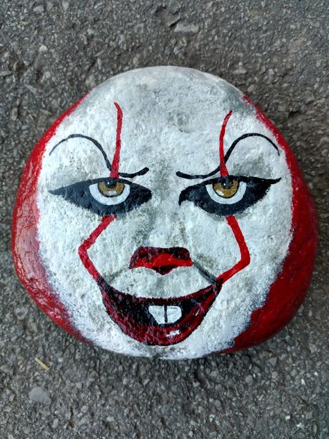 Clown rock painting Scary Halloween Rock Painting Ideas, Eyeball Painted Rocks, Scary Rock Painting, Horror Rock Painting, Halloween Rock Painting Ideas Easy, Rock Painting Ideas Halloween, Rock Painting Halloween, Halloween Rock Art, Halloween Rock Painting Ideas