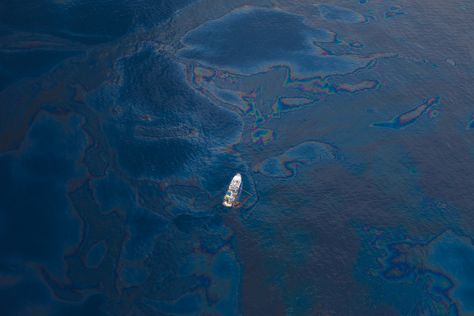 Magnetizing Oil to Clean it Up Deepwater Horizon Oil Spill, Deepwater Horizon, Oil Platform, Oil Drilling, Oil Spill, Us Government, Deep Water, Environmental Issues, Gulf Of Mexico