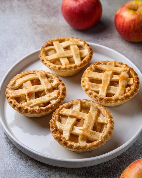 Mini Apple Pies Mini Pies Videos, Mini Apple Pie Filling, Mini Pumpkin Apple Pies, 4 Inch Apple Pies, How To Make Mini Apple Pies, Muffin Apple Pie, Apple Pie In Muffin Tin, Mini Apple Pies With Crumb Topping, Mini Apple Pies Recipe