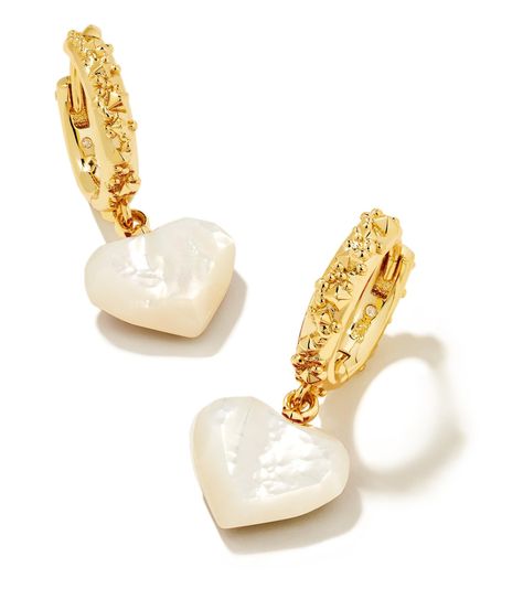 PRICES MAY VARY. Show some love to your earring stack with the Kendra Scott Penny Heart Huggie Earrings with mother of pearl. Petite heart shapes dangle from textured huggies for a style that's as sweet as it is chic. These huggies will add a touch of romance to ever Goldtone finish. Hinge with notched post back finding. Kendra Scott Huggie Earrings, Evry Jewels Earrings, Hoco Earrings, Pearl Earring Stack, Aesthetic Gold Earrings, Christmas List Inspo, Huggy Earrings, Mom Christmas Gifts, Trending Earrings