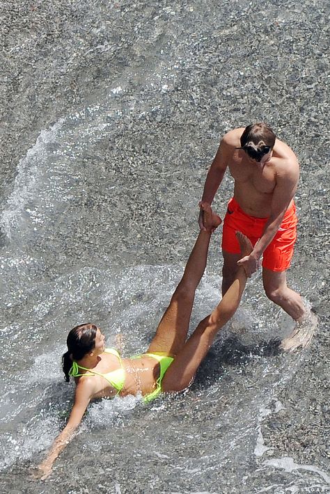 Bradley Cooper and Irina Shayk PDA Beach Pictures Bradley Cooper Hot, Bradley Cooper And Irina Shayk, Bradley Cooper Irina, Famous Duos, Feeling Ugly, Italian Holiday, Neon Bikinis, Italian Vacation, Hot Beach