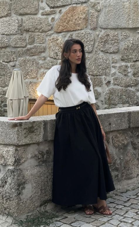 Black Long Flowy Skirt Outfit, A Line Maxi Skirt Outfit, Black Linen Maxi Skirt Outfit, Black Poplin Skirt Outfit, Black Maxi Skirt Outfit For Work, Black Flowy Skirt Outfit, Recreatable Outfits, Long Flowy Skirt Outfit, Church Outfit Spring