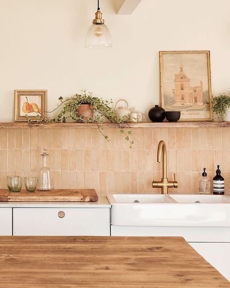 9 Stunning Trending Kitchen Backsplash Patterns & Ideas! - shabbyfufu.com Earthy Kitchen, Mediterranean Kitchen Design, Kitchen Backsplash Trends, Model Dapur, Backsplash Patterns, Interior Dapur, Mediterranean Kitchen, Neutral Kitchen, Hus Inspiration