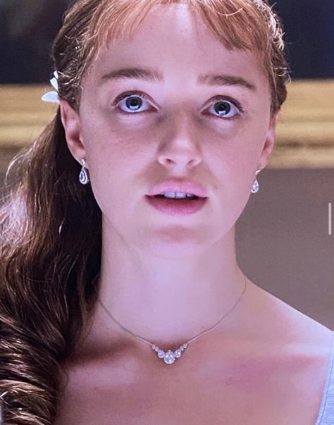 Reviews Design, Bridgerton Ball, River Ideas, Bridgerton Costumes, Daphne Bridgerton, Drama Aesthetic, Beautiful Diamond Necklace, Phoebe Dynevor, Minimal Jewellery