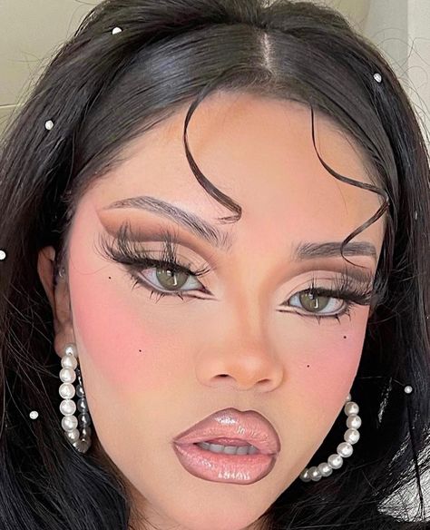 Bratz Make Up Look, Brats Inspired Makeup, Bratz Style Makeup, Bratz Doll Makeup Halloween, Bratz Doll Halloween Makeup, Jade Bratz Makeup Look, Bratz Makeup Halloween, Pink Bratz Makeup, Bratz Doll Eye Makeup