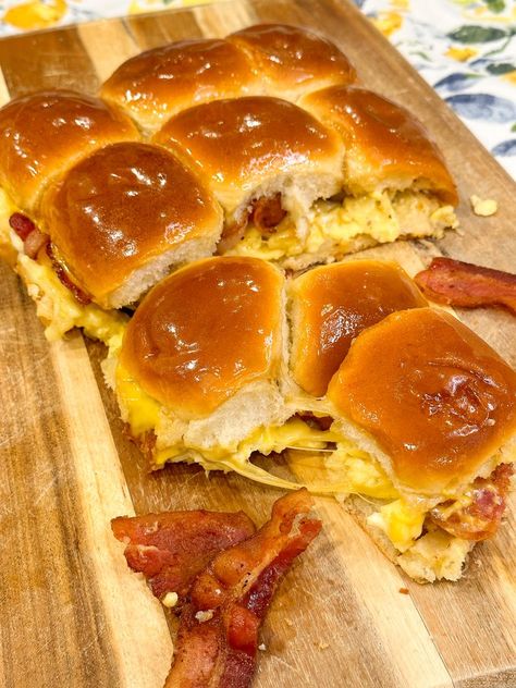 Overnight Breakfast Sandwiches, Breakfast Sliders Bacon, Hawaiian Bread Breakfast Sliders, Easy Breakfast For Dinner Ideas, Tailgate Breakfast Ideas, Breakfast Sliders Recipes, Breakfast Sliders Make Ahead, Make Ahead Breakfast Sliders, Unusual Breakfast Ideas