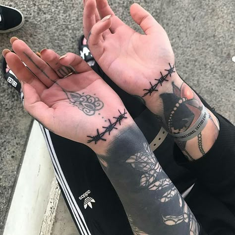 Pinterest // Julia Thorn Sleeve Tattoo, Farm Wedding Ideas, Arm Tattoos Black, Damien Thorn, Fashion For Teens, Pola Tato, 4 Tattoo, Tattoo Hand, Creepy Tattoos