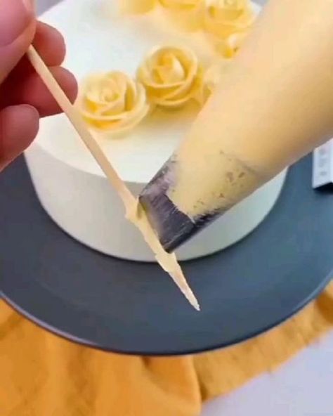 Icing Roses, Kek Coklat, Decoration Patisserie, Cupcake Decorating Tips, Cake Decorating Icing, Cake Decorating For Beginners, Buttercream Cake Decorating, Cupcake Cake Designs, Simple Cake Designs