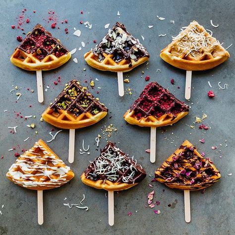 Breakfast or snack? Here come waffle pops! Mini Waffle Recipe, Dolci Finger Food, Waffle Pops, Waffle Sticks, Mini Torte, Waffle Bar, Läcker Mat, Deilig Mat, Snacks Für Party