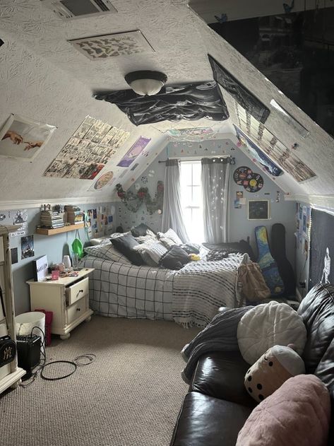 Cozy Attic Bedroom Aesthetic, Attic Rooms Aesthetic, Bedroom Decor Slanted Ceiling, Attic Teen Bedroom, Attic Bedroom Ideas Angled Ceilings Slanted Walls Decor, Loft Room Aesthetic, Led Light Bedroom Aesthetic, Bedroom Aesthetic Led Lights, Aesthetic Attic Bedroom