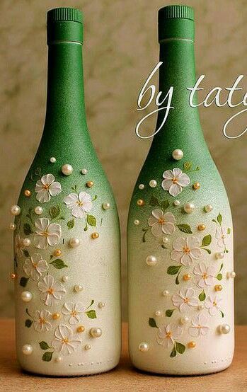 Bottles With Flowers, فن الرسم بالمسامير, Painted Glass Bottles, Hand Painted Wine Bottles, نباتات منزلية, Glass Bottle Diy, Glass Painting Designs, Diy Glass Bottle Crafts, Glass Bottles Art