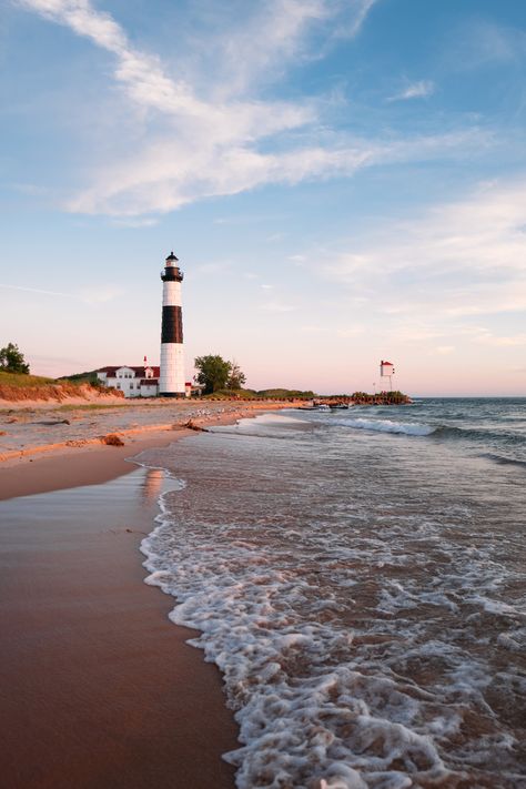 Michigan Lighthouses Pictures, Victoria Aesthetic, Lighthouse Aesthetic, Michigan Painting, Michigan Summer Vacation, Lake Michigan Lighthouses, Beach Projects, Mackinaw Bridge, Ludington Michigan