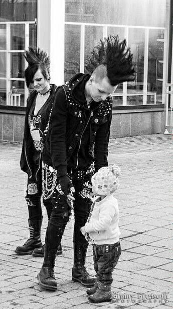 Punkrock parents Punk Parents, Punk Family, Punk Couples, Punk Photos, Punk Photography, Gothic Family, 80s Punk Rock, Punk Couple, Punk Love