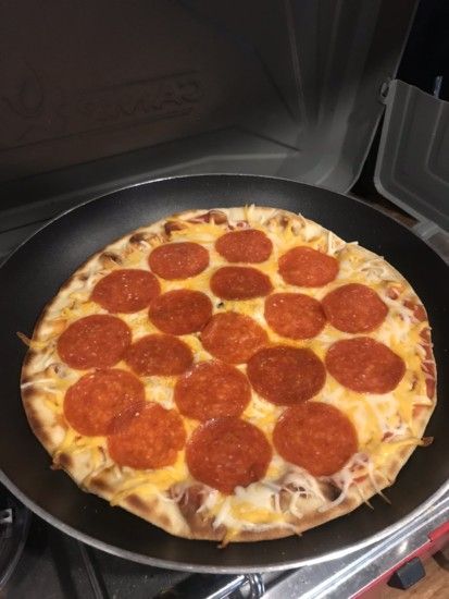 Stove Top Pizza How To Make, Easy Stovetop Meals, Stove Top Pizza, Camp Stove Recipes, Camping Pizza, Stovetop Pizza, Pizza Quesadilla, Campervan Kitchen, Mini Pizza Recipes