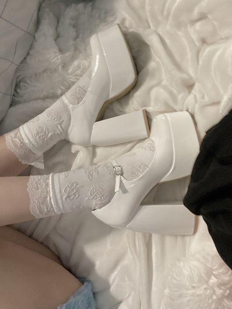 White Shoes Coquette, White Platforms Shoes, Doll Heels Aesthetic, Doll Platform Shoes, Ballerina Platform Heels, White Platform Shoes Aesthetic, Aesthetic High Heel Shoes, Croquette Aesthetic Shoes, Y2k Platform Heels