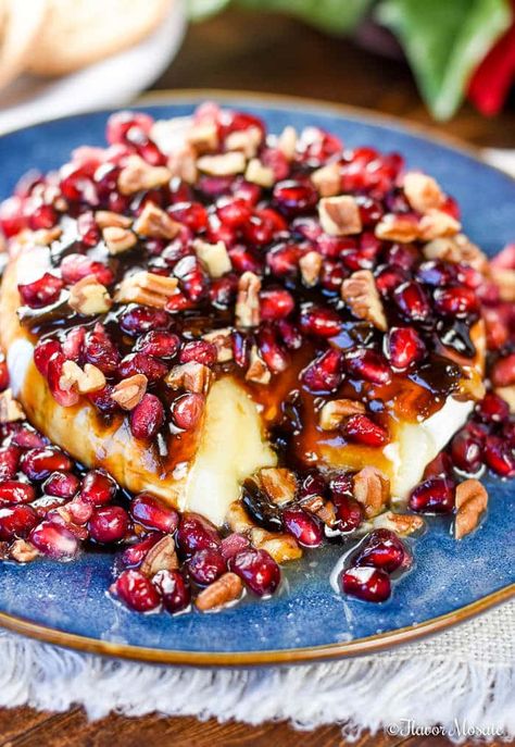 Brie Cheese Appetizer with Balsamic Jalapeño Reduction, Pomegranates and Pecans makes an impressive gourmet holiday appetizer in only 5 minutes with 4 ingredients. Pomegranate Brie, Baked Brie With Honey, Brie With Honey, Brie Cheese Appetizer, Pomegranate Recipe, Brie Cheese Recipes, Goats Cheese Flatbread, Cheese Brie, Brie Appetizer