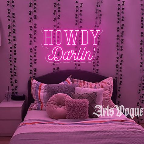 💡💡Brighten up your space with the Howdy Darlin' Neon Sign! This custom western cowgirl LED neon light is perfect for cowboy lovers and adds a charming touch to any room. Ideal for nightstand decor, cowgirl room decor, or wall art, it brings a vibrant western flair to your home. Perfect as a unique and stylish gift!. 🎁🎁 - Occasion: Bedroom, Dorm room, Living Room, Bathroom, Garage,  Bar, Game Room, Girls Room, Shop,  Wall Decor, Mother's Day gift,Gift for mom，Gift for Wife, Give it to yoursel Neon Wall Decor Bedroom, Long Live Cowgirls Neon Sign, Neon Cowgirl Aesthetic Room, Pink Western Dorm Room, Pink Western Bathroom Decor, Girly Dorm Room Ideas Pink, Cowgirl Room Ideas Kids, Teen Girl Western Bedroom Ideas, Pink Cowgirl Room Decor