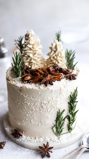 CHARLEY 🧁 Vegan Desserts on Instagram: "One to make this Sunday eve: This cute little White Winter Pecan Cake is an absolute must!🤍 Frosty January mornings in cake form! A soft, lightly spiced sponge with caramel notes of pecan. Sandwiched together and coated with a glorious layer of vegan buttercream and decorated with this adorable winter scene and the BEST caramelised pecans. You will be OBSESSED 🤩 I’ve used natural @americanpecan’s which not only tase incredible, but are an amazing source Winter Scene Cake, Winter Themed Birthday Cake, January Cakes, Winter Cake Flavors, Winter Cake Designs, Caramelised Pecans, Winter Cake Ideas, Winter Cakes, Vegan Buttercream