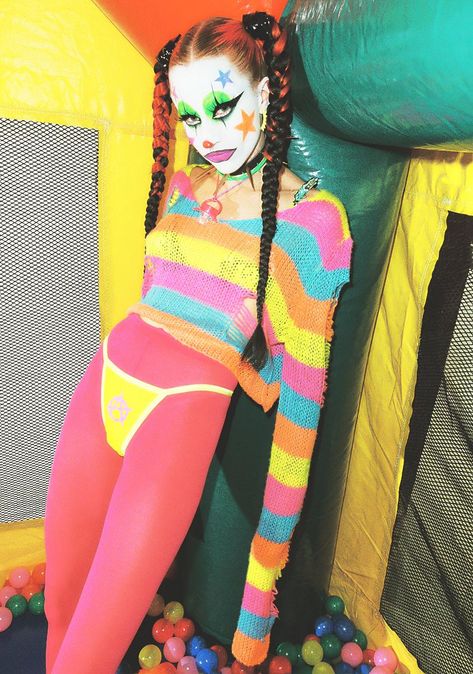 Cute Clown Makeup, Clown Looks, Distressed Knit, Mood Grunge, Clown Clothes, Neon Day, Clown Face, Neon Clothes, Techno Clothes