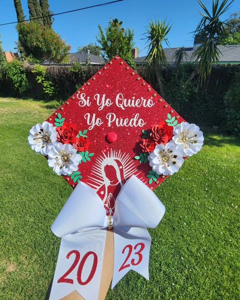 Paper flower, with bow and virgin mary silhouette.grad cap class of 2023 #virginmary #paperflowers #gradcap #graduation Grad Stole Ideas Mexican, Mexico Cap Graduation, Grad Cap Virgin Mary, Grad Cap Ideas Speech Pathology, Caps For Graduation Mexican, Red Cap Decoration, San Judas Graduation Cap, Catholic Graduation Cap, Karol G Graduation Cap