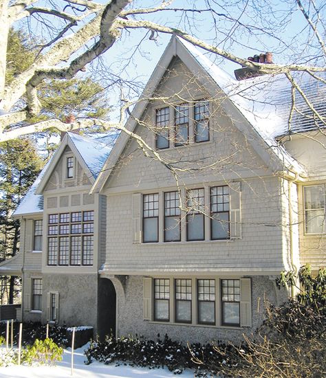 A look at the history and elements of Shingle Style homes, and the plethora of historic Shingle Style buildings located on and around Mount Desert Island, ME. Hamptons Houses, Shingle Style Architecture, Shingle House, Townhouse Exterior, Shingle Style Homes, Georgian Architecture, Beach Cottage Style, Colonial House, Home Pictures