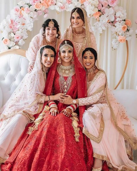 Shaadi Photoshoot, Engagement Preparation, Desi Bridesmaids, Bridesmaid Indian, Bride And Bridesmaid Pictures, Brides Mate, Bridesmaid Poses, Indian Bride Poses, Bridesmaid Pictures