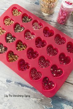 Chocolate Hearts Candy, How To Make Candy, Easter Board, Valentines Baking, Gourmet Candy, Valentine Desserts, Valentines Day Food, Valentine Chocolate, Candy Hearts