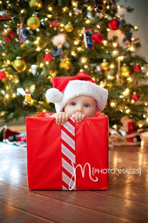 These 18 picture ideas for baby's first Christmas are so cute! If you're planning a baby photo shoot to celebrate, check this out! Holiday Baby Pictures, Baby Christmas Photography, Christmas Baby Pictures, Baby Christmas Photos, First Christmas Photos, Baby Fotografie, Xmas Photos, Baby Photoshoot Boy, Family Christmas Pictures