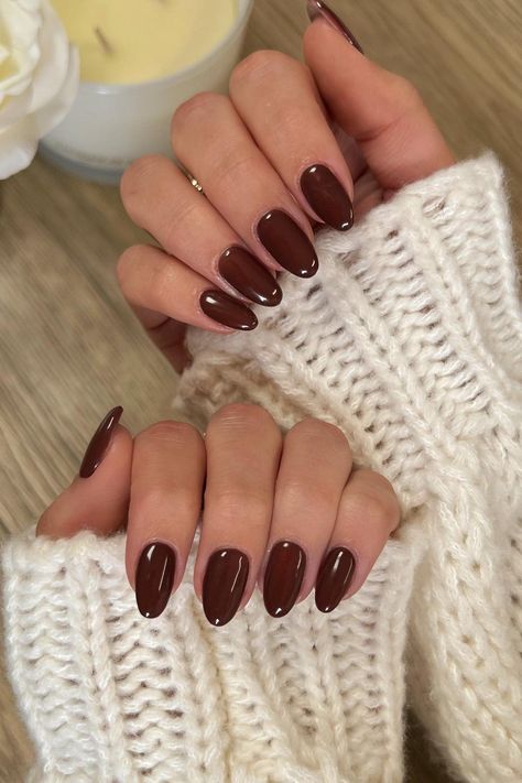 Brown Maroon Nails, Coffe Nail Ideas, Espresso Martini Nails, Chocolate Mani, Dark Chocolate Nails, Nails Fall 2024, Fall Oval Nails, Chocolate Nails, Chocolate Makeup