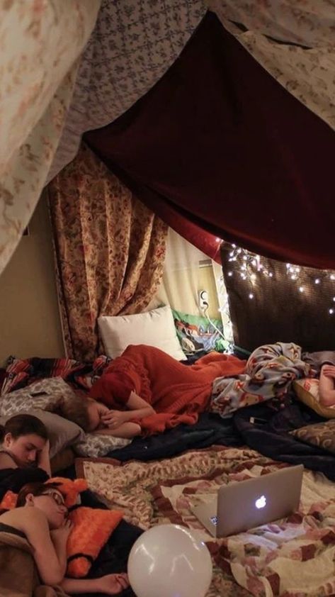 Fort Party, Diy Blanket Fort, Pidżama Party, Diy Fort, Sleepover Room, Mens Fall Outfits, Diy Blanket, Blanket Fort, Bunk Bed Designs