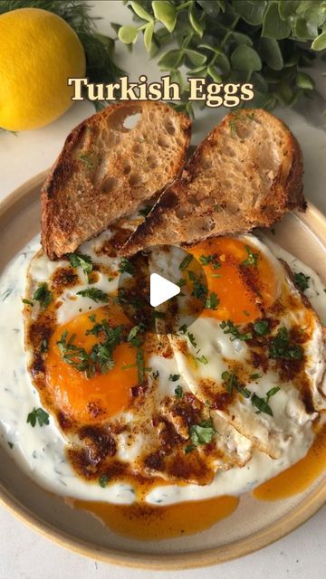 Garlic Butta Eggs Recipe, Unique Egg Recipes, Turkish Eggs Recipe, Brunch Egg Recipes, Healthy Chilli, Garlic Yogurt, Turkish Eggs, Spicy Eggs, Chilli Oil