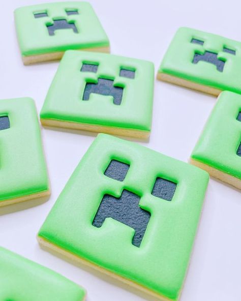 Video Game Birthday Cookies, Minecraft Biscuits, Minecraft Cookies Royal Icing, Minecraft Cookies Decorated, Minecraft Sugar Cookies, Creeper Cookies, Gaming Cookies, Birthday At School, Lego Cookies