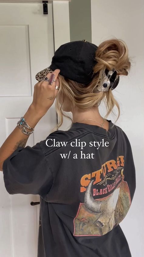 Headband And Claw Clip, Hat And Clip Hair, Claw Clip Hairstyles With Hat, Hair Clip With Hat, Hair Claw Clip Hairstyles Tutorial, Claw Clip With Hat, Hair With Hat, Vsco Hair, Night Out Hairstyles