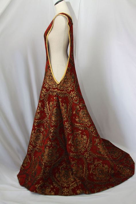 Gorgeous sideless surcoat in tapestry fabric with 100% silk edging. Sideless Surcoat, New York City Fashion, Sca Garb, Fantasy Clothes, Medieval Garb, Medieval Clothes, King Or Queen, Medieval Costume, Costume Patterns