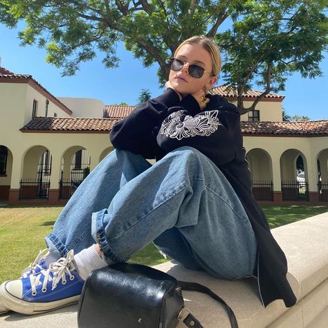 Courtney Mawhorr on Instagram: “HI while your here follow @ispycourtscloset for cutie things.  xx” Converse Low Tops Outfit, Low Converse Outfit, Low Top Converse Outfit, Blue Converse Outfit, How To Style Converse, Converse Fits, White Converse Outfits, Dark Denim Jacket, Low Top Converse