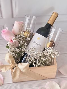 Gift Basket Ideas For Wedding, Wine And Flowers Gift Boxes, Wine Present Ideas, Diy Wedding Gift Basket, Wine Gift Box Ideas, Wine Box Gift, Wine Gift Wrapping, Good Sense Of Humor, Entertaining Gifts