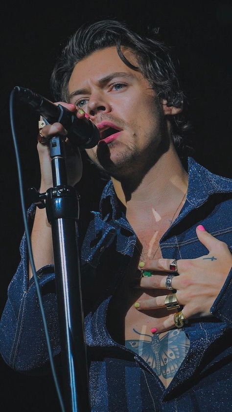 Harry Styles Hands, Harry Styles Lockscreen, Harry Styles Nails, All The Bright Places, Harry Styles Fine Line, Harry 1d, Harry Styles Cute, Haikou, Harry Styles Wallpaper