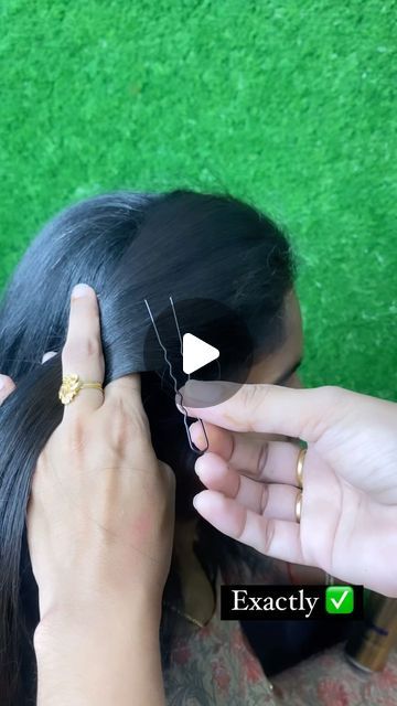 Short Bridal Hair With Braid, Hảir Style Simple Wedding, Short Hair Styles With Saree, Hair Styles For Short Hair Wedding, Simple Hair Styling Easy, Self Hairstyles Easy Indian For Wedding, Hairstyles For Indian Wedding Simple, Saree Hairstyles Simple, Simply Hairstyle