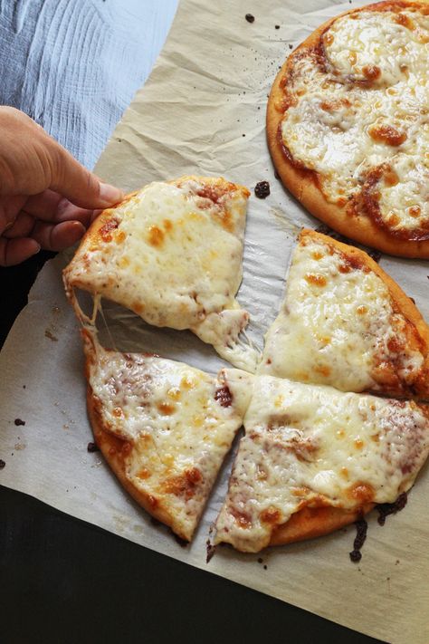 Make pizza night easier and quicker than a run for takeout with this five-ingredient pizza recipe that uses pita bread as the quick and simple crust. Pita Bread Dessert, Pizza With Pita Bread, Pita Bread Pizza Oven, Pita Pizza Oven, Pizza Pita Bread, Pita Bread Pizza, Pita Pizza, Main Recipes, Simple Foods