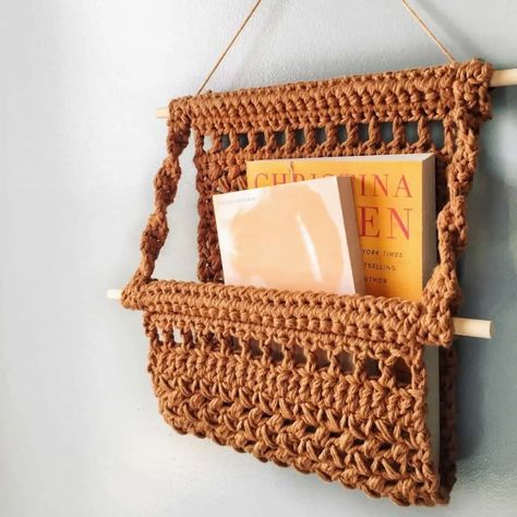 Pola Macrame, Confection Au Crochet, Crochet Wall Hangings, Book Holder, Crochet Home Decor, Fun Crochet Projects, Crochet Books, Diy Crochet Projects, Crochet Home