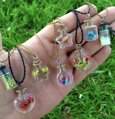 Gift Jars, Hadiah Diy, Pinterest Jewelry, Small Glass Bottles, Bottle Jewelry, Bottle Charms, Mini Craft, Magical Jewelry, Bottle Necklace