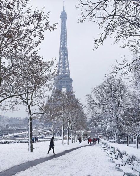 Christmas Paris Aesthetic, Christmas In Paris Aesthetic, Eiffel Tower Snow, Paris Aesthetic Night, Snow In Paris, Paris Snow, Paris In December, France Winter, Paris Christmas