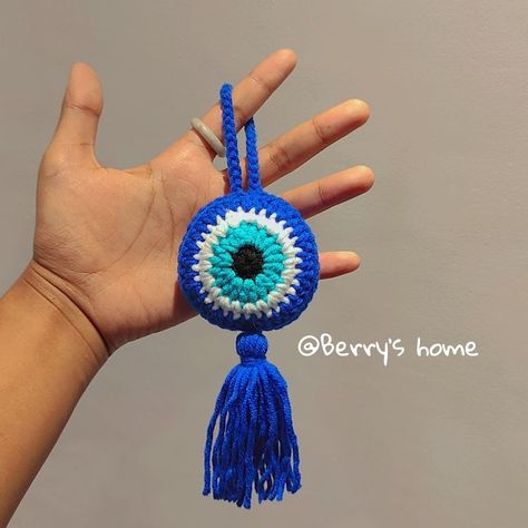 Evil eye Crochet Evil Eye Keychain Free Pattern, Evil Eye Crochet Keychain, Evil Eye Crochet Pattern Free, Crochet Evil Eye Keychain, Crochet Car Hanging, Hippie Crochet Patterns, Evil Eye Crochet, Crochet Evil Eye, Eye Crochet