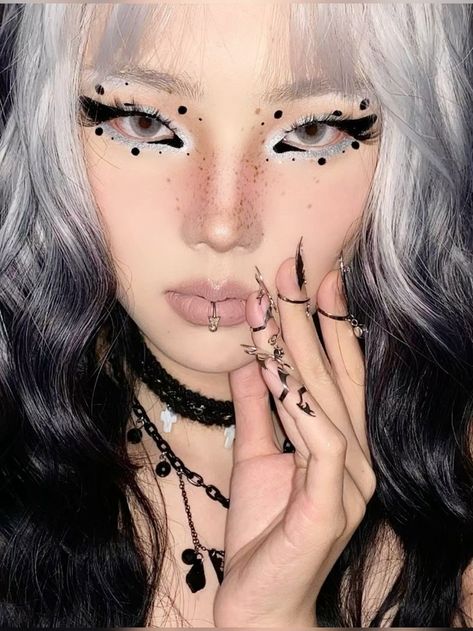 Alt Birthday Makeup, Eyeshadow Inspo Creative, Maneater Makeup, Cybergoth Makeup, Sci Fi Makeup, Douyin Style, Grwm Aesthetic, Douyin Makeup, Cute Eye Makeup