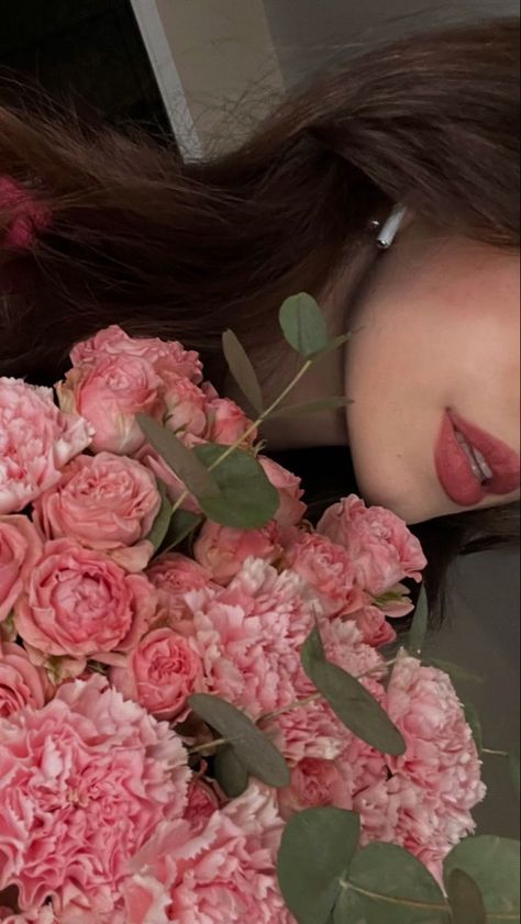 Flower Photoshoot, Flowers Instagram, Ginger Girls, Flower Therapy, Beautiful Bouquet Of Flowers, Prom Pictures, Instagram Creative, Happy Women, Pretty Selfies