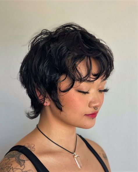 Pixie Haircut With Long Sides, Round Face Tomboy Haircuts, Selena Gomez Pixie Haircut, Outfit For Pixie Haircut, Pixi Cute Short Hair Wavy, Pixie Haircut For Wavy Hair Natural, Piercings For Round Faces, Long Pixie Curly Hair, French Pixie Haircut Round Face